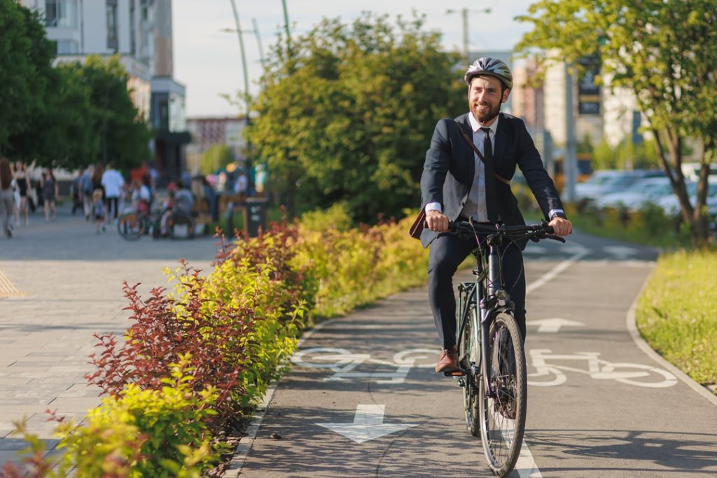 persona in bici nel verde per dare l'idea del bando 2026 strade verdi che finanzia anche pioste ciclabili