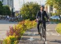 persona in bici nel verde per dare l'idea del bando 2026 strade verdi che finanzia anche pioste ciclabili