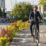 persona in bici nel verde per dare l'idea del bando 2026 strade verdi che finanzia anche pioste ciclabili