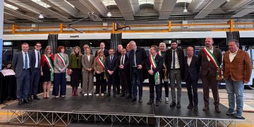 L'assessore ai Trasporti e Mobilità sostenibile Franco Lucente all'inaugurazione del nuovo tram elettrico a Bergamo per la linea T2