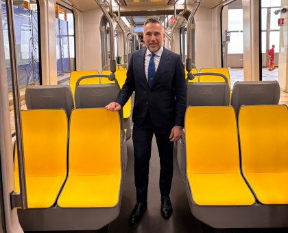 L'assessore ai Trasporti e alla Mobilità sostenibile Franco Lucente all'inaugurazione del tram elettrico della linea T2
