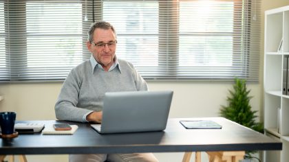 immagine di un anziano al computer per dare idea di misure per contrastare inattivi in Lombardia e favorire occupazione che coinvolgono anche gli over 60 