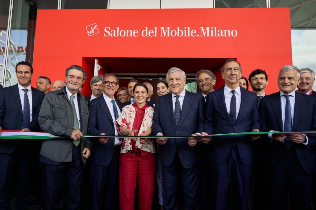 Taglio del nastro del Salone del Mobile di Milano 2026. Presenti il presidente della Regione Lombardia Attilio Fontana, il presidente del Senato Ignazio La Russa, il ministro degli Esteri Antonio Tajani, il sindaco di Milano Giuseppe Sala e il presidente del Salone del Mobile Maria Porro