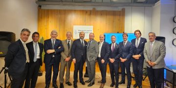 foto di gruppo con assessore bertolaso e sottosegretario Cattaneo in una foto di gruppo della missione della Lombardia a New York che ha promosso modello lombardo