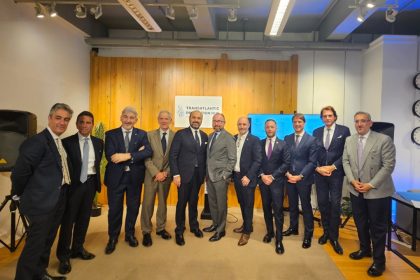 foto di gruppo con assessore bertolaso e sottosegretario Cattaneo in una foto di gruppo della missione della Lombardia a New York che ha promosso modello lombardo