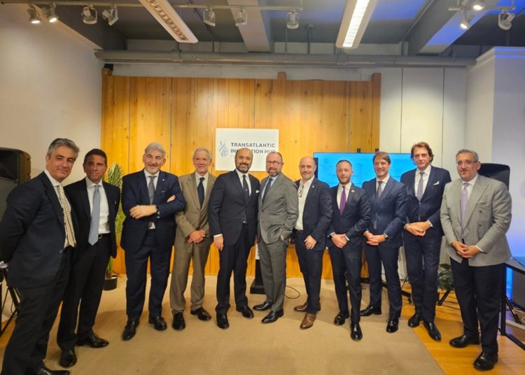 foto di gruppo con assessore bertolaso e sottosegretario Cattaneo in una foto di gruppo della missione della Lombardia a New York che ha promosso modello lombardo
