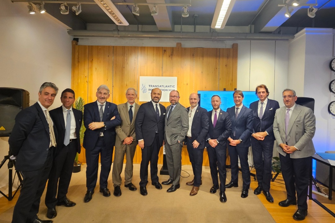 foto di gruppo con assessore bertolaso e sottosegretario Cattaneo in una foto di gruppo della missione della Lombardia a New York che ha promosso modello lombardo