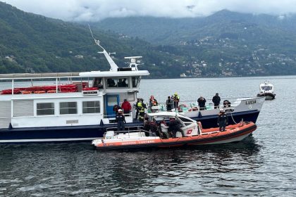 Una fase dell'esercitazione aeronavale congiunta tra polizia e unità di soccorso sul lago di Como, mezzo navale e gommone