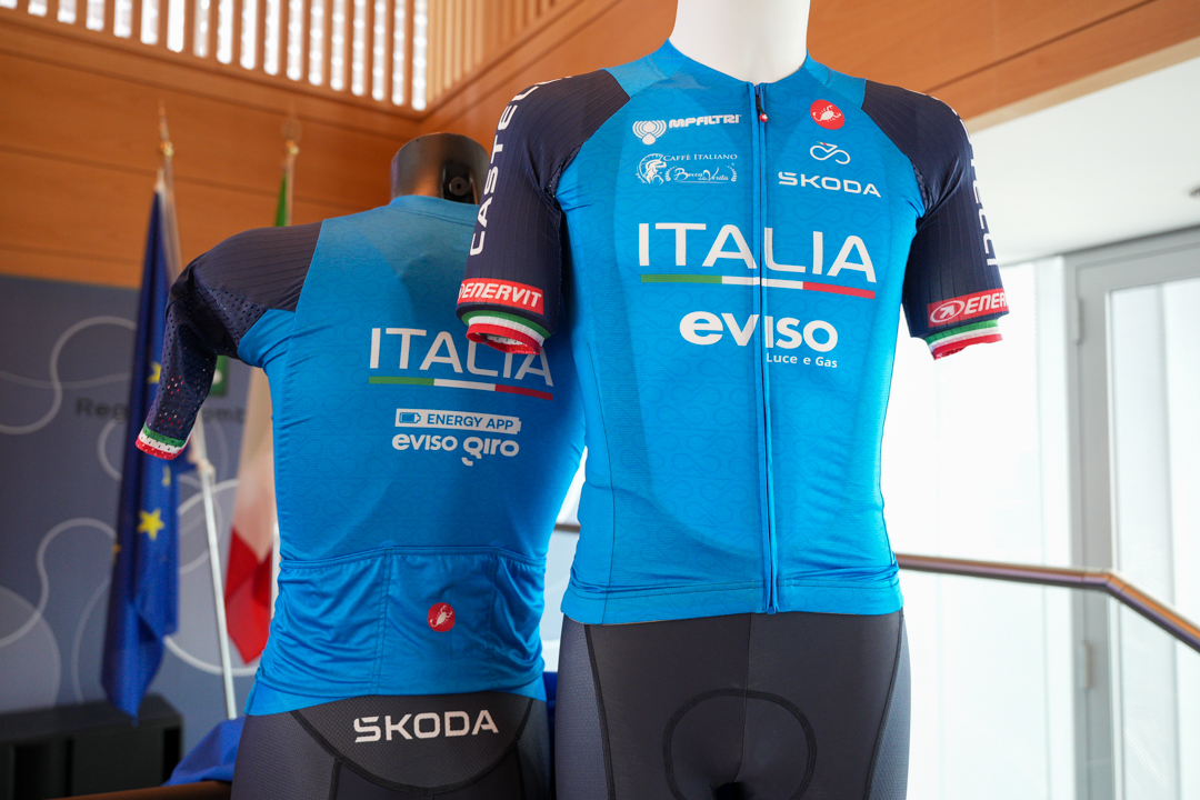 Il sottosegretario Picchi e il presidente della Federazione Ciclistica italiana Dagnoni hanno presentato a palazzo Lombardia la nuova Maglia Azzurra delle squadre nazionali di ciclismo