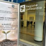 Auditorium Testori vittime innocenti mafie, la foto mostra la locandina dell'evento sull roll up all'esterno dell'Auditorium Testori