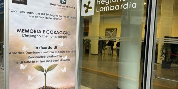 Auditorium Testori vittime innocenti mafie, la foto mostra la locandina dell'evento sull roll up all'esterno dell'Auditorium Testori