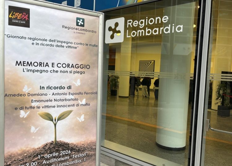 Auditorium Testori vittime innocenti mafie, la foto mostra la locandina dell'evento sull roll up all'esterno dell'Auditorium Testori