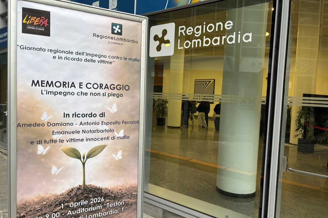 Auditorium Testori vittime innocenti mafie, la foto mostra la locandina dell'evento sull roll up all'esterno dell'Auditorium Testori