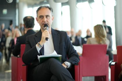 In foto l’assessore regionale all’Agricoltura, Alessandro Beduschi, in occasione della presentazione del padiglione lombardo a Vinitaly 2026