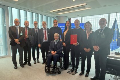 foto di gruppo dei sottoscrittori dell'accordo tra poli universitari per formazione più efficace per specializzandi