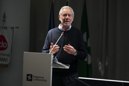 In foto l’assessore regionale al Welfare, Guido Bertolaso, che commenta la notizia dei controlli gratuiti e automatici per le donne che hanno concluso le cure per il tumore al seno