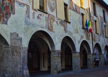 In foto l’esterno di una facciata di Clusone (Bergamo), al centro del bando di Regione Lombardia per edifici in ambito culturale