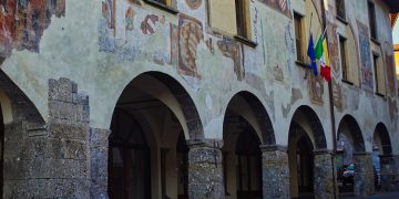 In foto l’esterno di una facciata di Clusone (Bergamo), al centro del bando di Regione Lombardia per edifici in ambito culturale