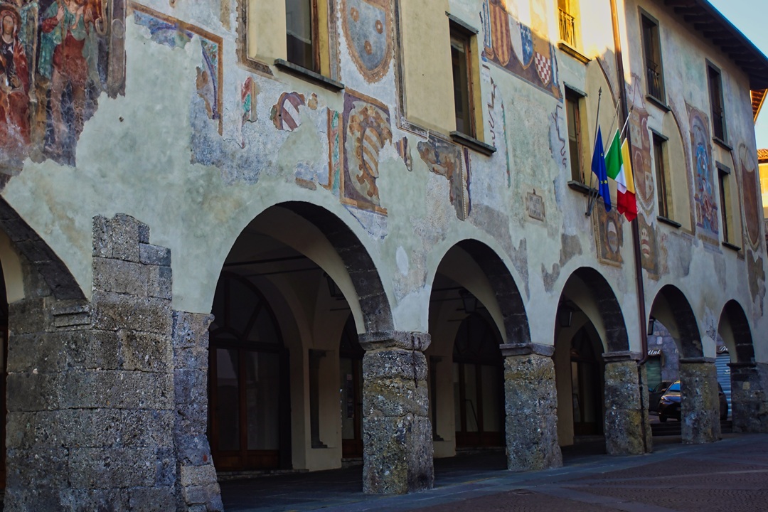 In foto l’esterno di una facciata di Clusone (Bergamo), al centro del bando di Regione Lombardia per edifici in ambito culturale