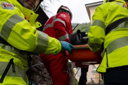 Una fase dell'esercitazione aeronavale congiunta tra polizia e soccorso sul lago di Como, un operatore della Croce Rossa e due di Areu