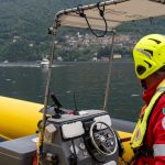 Una fase dell'esercitazione aeronavale congiunta tra polizia e soccorso sul lago di Como, un operatore della Croce Rossa