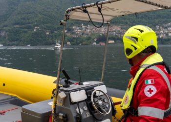 Una fase dell'esercitazione aeronavale congiunta tra polizia e soccorso sul lago di Como, un operatore della Croce Rossa