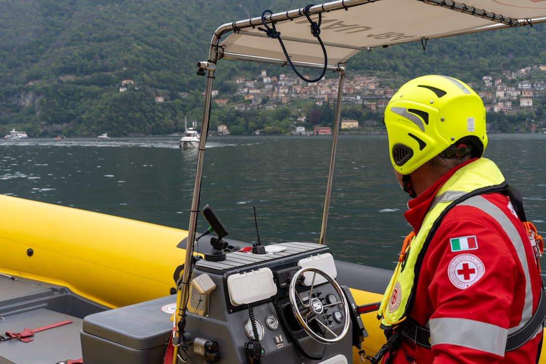 Una fase dell'esercitazione aeronavale congiunta tra polizia e soccorso sul lago di Como, un operatore della Croce Rossa