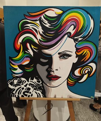 'Pop Vibes' è il titolo della mostra di Emanuela Del Vecchio inaugurata allo Spazio N3 di Palazzo Lombardia dall'assessore regionale al Territorio e Sistemi verdi, Gianluca Comazzi.