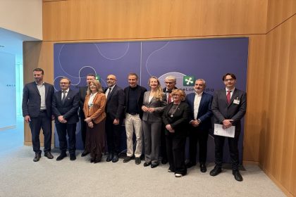 Alessandro Fermi, assessore Università, Ricerca e Innovazione Regione Lombardia, alla presentazione del riconoscimento del Cluster Tecnologico Lombardo della Cosmesi - foto di gruppo