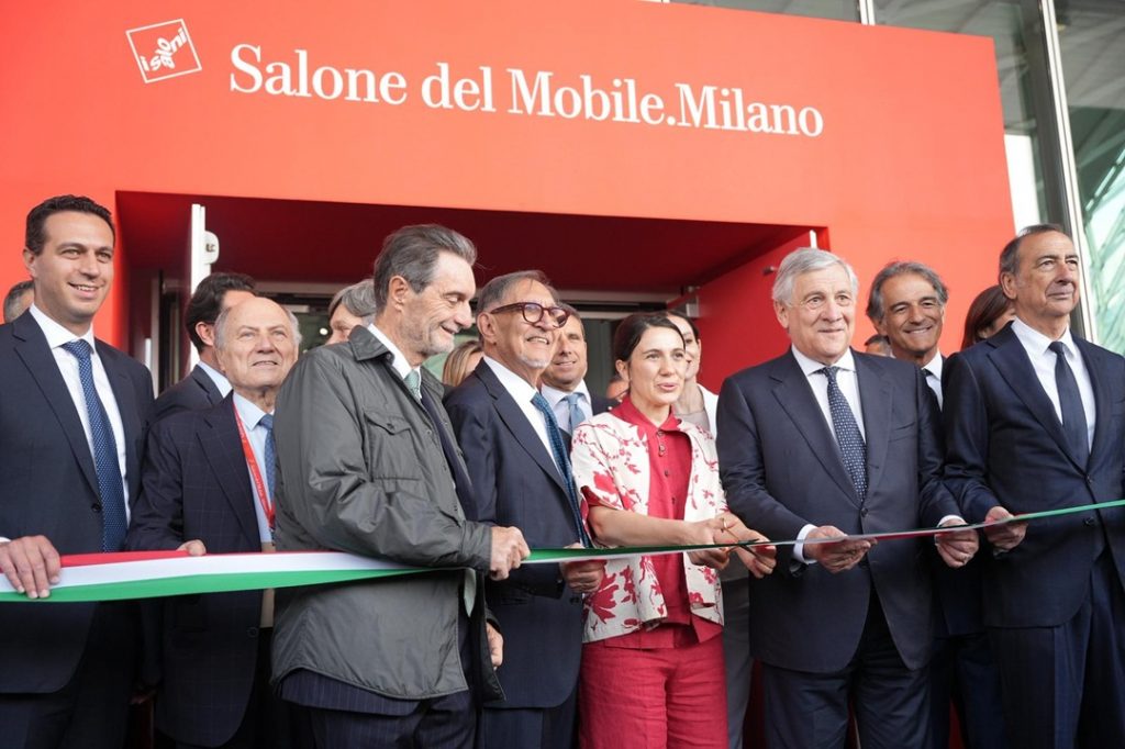 Taglio del nastro del Salone del Mobile di Milano 2026. Presenti il presidente della Regione Lombardia Attilio Fontana, il presidente del Senato Ignazio La Russa, il ministro degli Esteri Antonio Tajani, il sindaco di Milano Giuseppe Sala e il presidente del Salone del Mobile Maria Porro