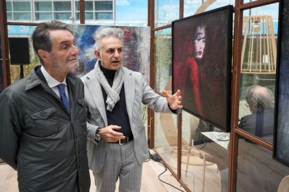 Il presidente Attilio Fontana alla mostra La bellezza oltre lo specchio con il fotografo Schiavano