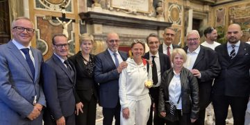 Il presidente della Giunta regionale, Attilio Fontana, e l'assessore alla Montagna ed Enti locali, Massimo Sertori, hanno incontrato giovedì 9 aprile Papa Leone XIV durante l'udienza con gli atleti