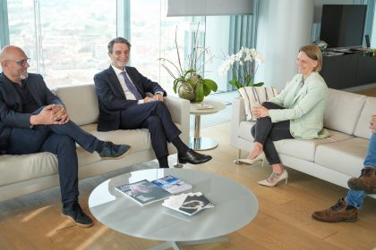 Attilio Fontana e Massimo Sertori consegnano il Premio Rosa Camuna 2026 a Arianna Fontana