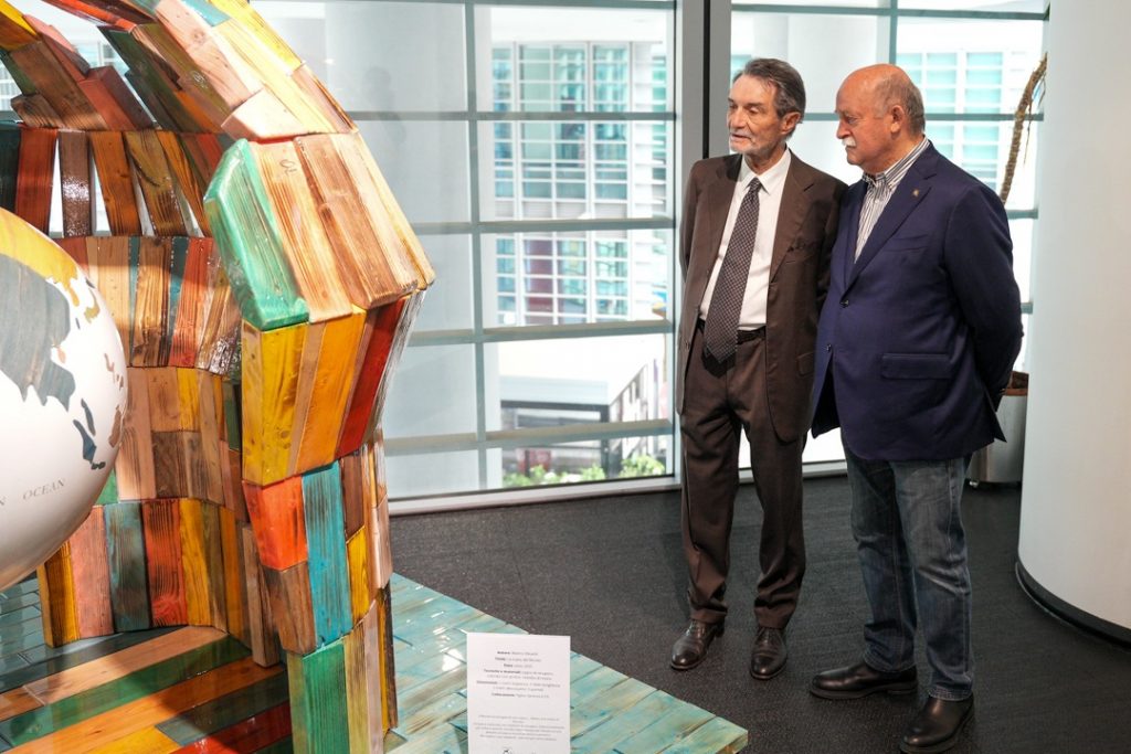 Attilio Fontana e l'artista e volontario Exodus Mastro Olivardi autore scultura Diamo una mano al mondo a Palazzo Lombardia