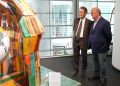 Attilio Fontana e l'artista e volontario Exodus Mastro Olivardi autore scultura Diamo una mano al mondo a Palazzo Lombardia