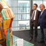 Attilio Fontana e l'artista e volontario Exodus Mastro Olivardi autore scultura Diamo una mano al mondo a Palazzo Lombardia