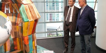 Attilio Fontana e l'artista e volontario Exodus Mastro Olivardi autore scultura Diamo una mano al mondo a Palazzo Lombardia