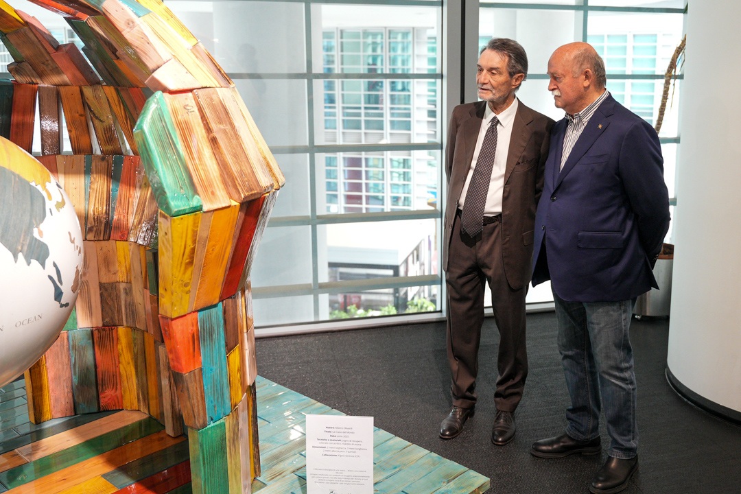 Attilio Fontana e l'artista e volontario Exodus Mastro Olivardi autore scultura Diamo una mano al mondo a Palazzo Lombardia