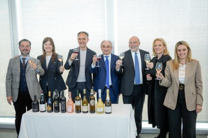 Una foto di gruppo con i rappresentanti istituzionali che hanno partecipato alla presentazione del padiglione Lombardia del prossimo Vinitaly 2026 a Verona
