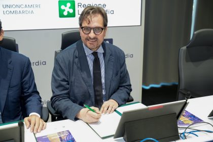 L'assessore Guidesi mentre firma il Protocollo