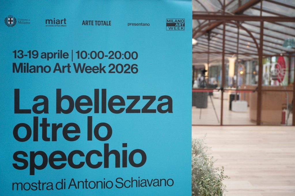 Locandina mostra La bellezza oltre lo specchio del fotografo Antonio Schiavano