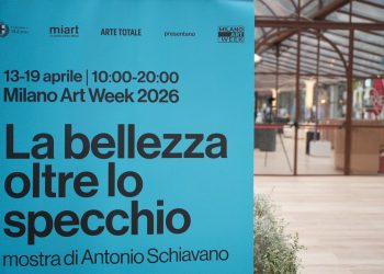 Locandina mostra La bellezza oltre lo specchio del fotografo Antonio Schiavano