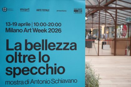 Locandina mostra La bellezza oltre lo specchio del fotografo Antonio Schiavano