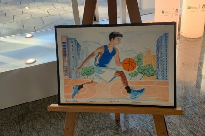 Al Belvedere di Palazzo Lombardia oltre mille visitatori per la mostra che celebra i 100 anni della Nazionale di basket. In foto un'opera esposta