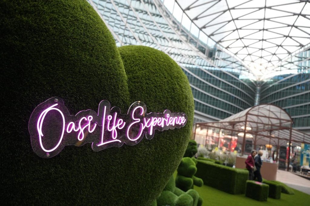 In foto le esposizioni installate in piazza Città di Lombardia in occasione della Design Week 2026