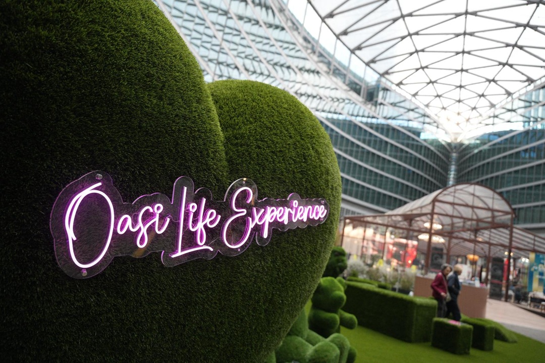 In foto le esposizioni installate in piazza Città di Lombardia in occasione della Design Week 2026