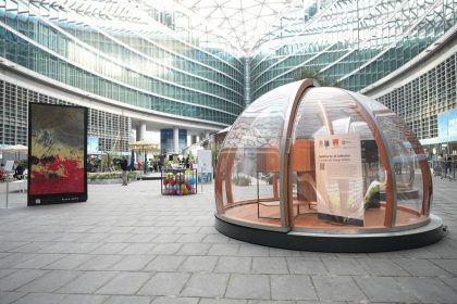In foto le esposizioni installate in piazza Città di Lombardia in occasione della Design Week 2026