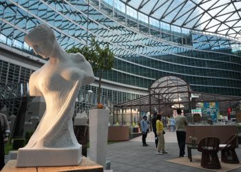 In foto le esposizioni installate in piazza Città di Lombardia in occasione della Design Week 2026