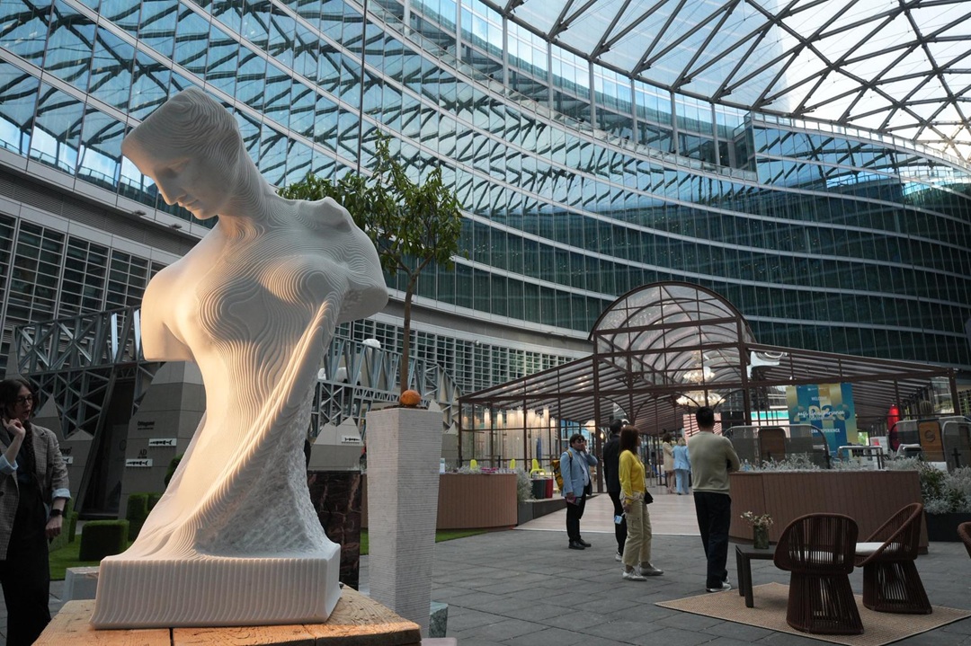 In foto le esposizioni installate in piazza Città di Lombardia in occasione della Design Week 2026