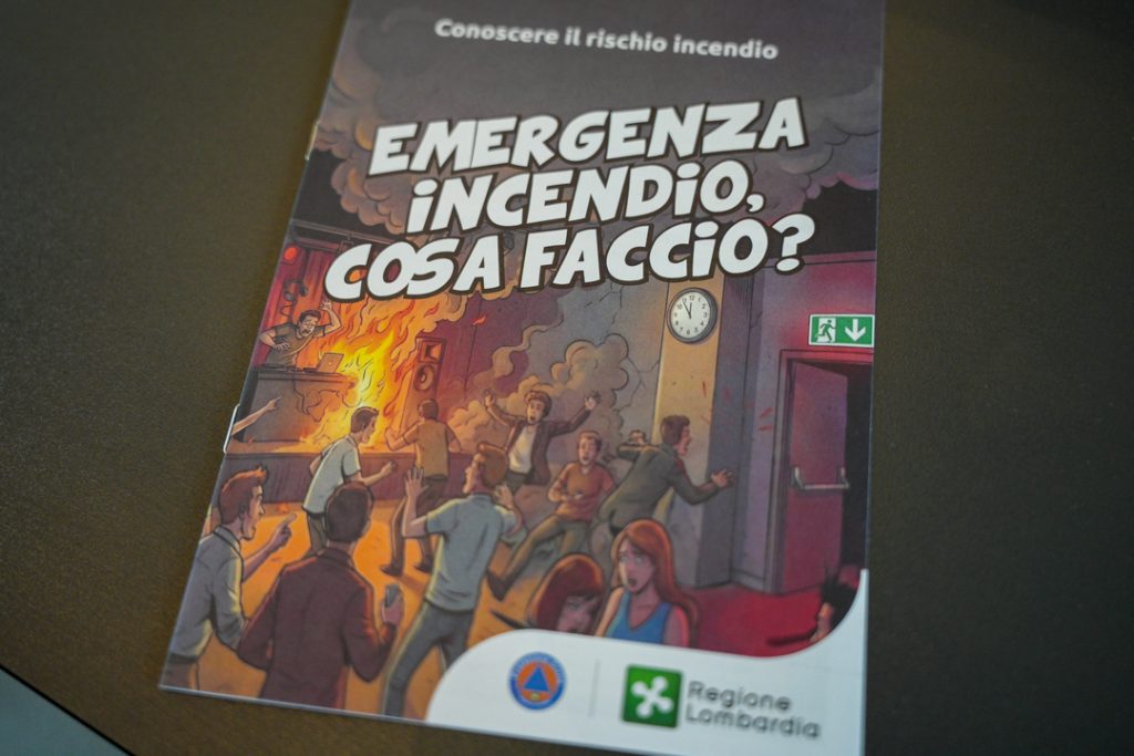 In foto l’opuscolo di Regione Lombardia per l’emergenza incendi dopo i fatti di Crans-Montana